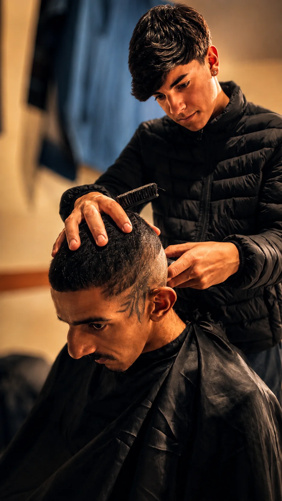 Aluno executando corte com equipamento profissional da escola