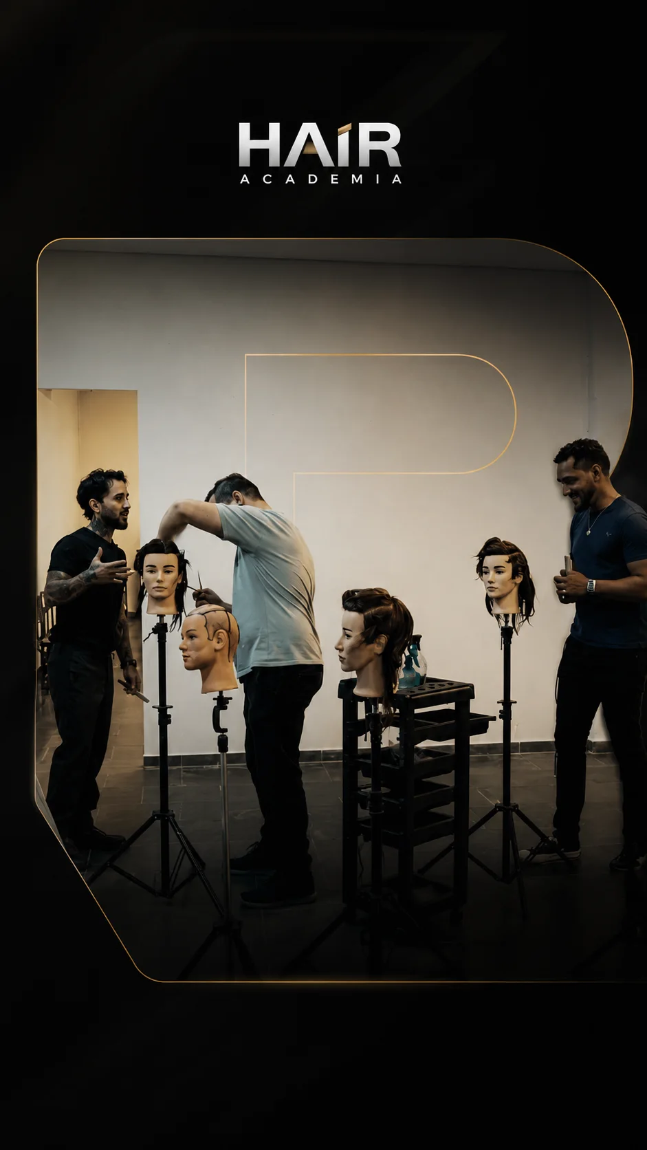 Professora e alunas da HAIR Academia em aula prática no salão escola
