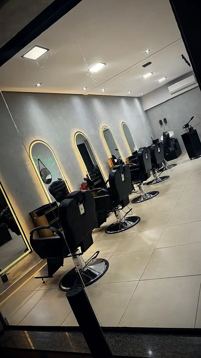 Espelhos em arco · LAN Barbershop